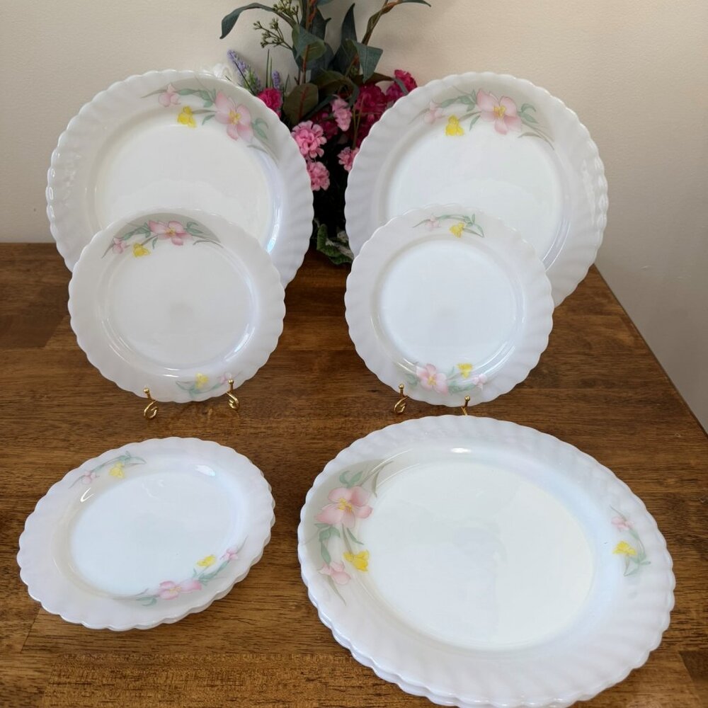 Indopal Indonesia Milk Glass Floral Plates – Set‎ of 8 Dinner and Side Plates
